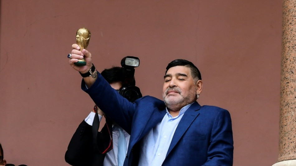Maradona com&iacute;a poco y pasaba postrado en cama, revela un custodio en el juicio por la muerte del &iacute;dolo