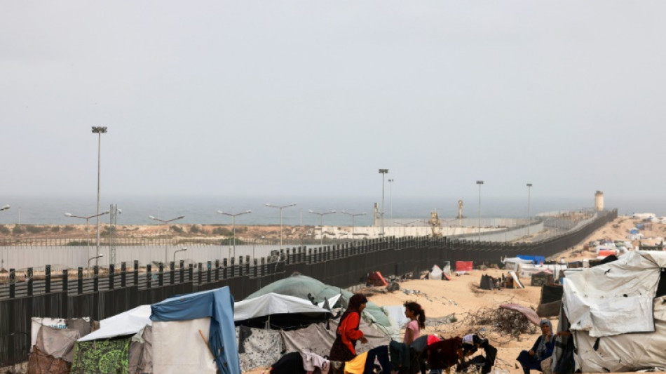 Palestinos choram por v&iacute;timas de bombardeios em Rafah