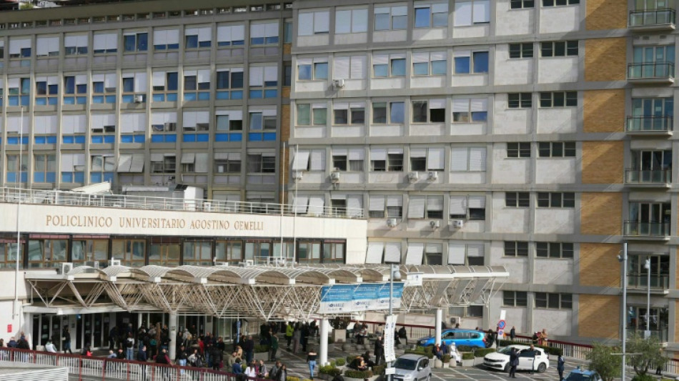 El papa muestra signos de mejor&iacute;a, pero es "demasiado pronto" para que salga del hospital