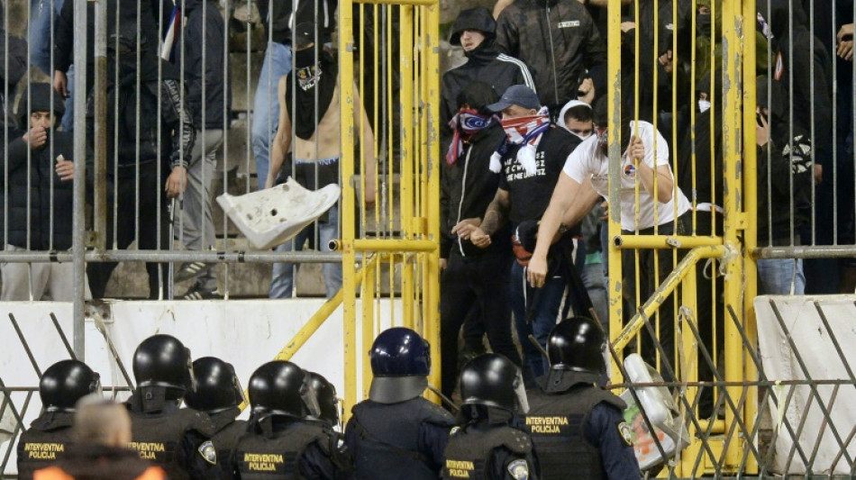 Diecisiete polic&iacute;as heridos y decenas de detenciones en el partido Split-Zagreb