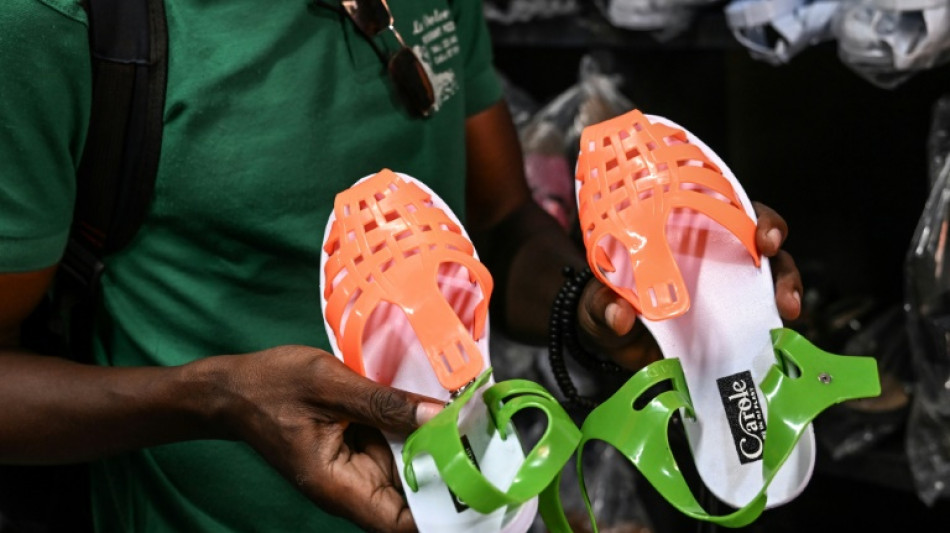 Les "l&ecirc;k&ecirc;", chaussures du pauvre devenues symbole de la culture ivoirienne