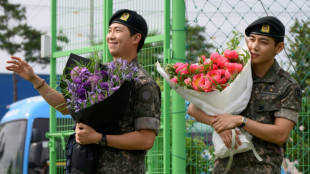 Deux membres de BTS accueillis entre cris et larmes par leurs fans &agrave; leur d&eacute;part de l'arm&eacute;e