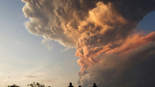 Eruption volcanique en Indon&eacute;sie: impressionnante colonne de cendres et crainte de coul&eacute;es de d&eacute;bris