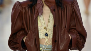 Uma semana de cl&aacute;ssicos revisitados nas passarelas parisienses