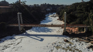 Como "lavarropas", espuma t&oacute;xica cubre r&iacute;o en sureste de Brasil