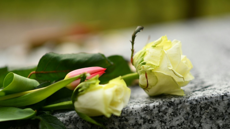 An den F&uuml;&szlig;en abgeflext: Fast drei Meter gro&szlig;e Bronzefigur von Friedhof gestohlen