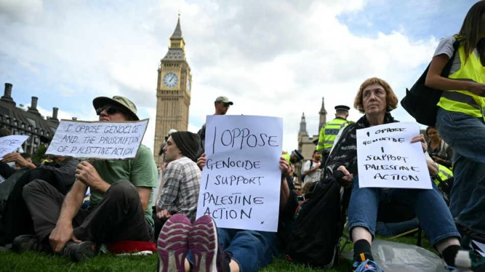 Protesto em apoio a grupo pr&oacute;-palestino proscrito deixa quase 900 detidos em Londres
