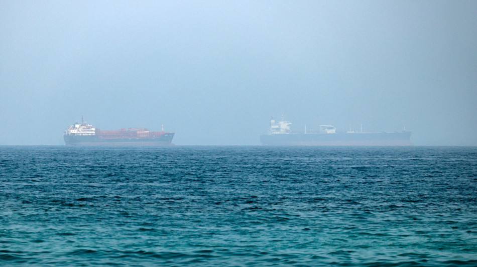 Teheran, colpite due petroliere scortate dagli Usa a Hormuz