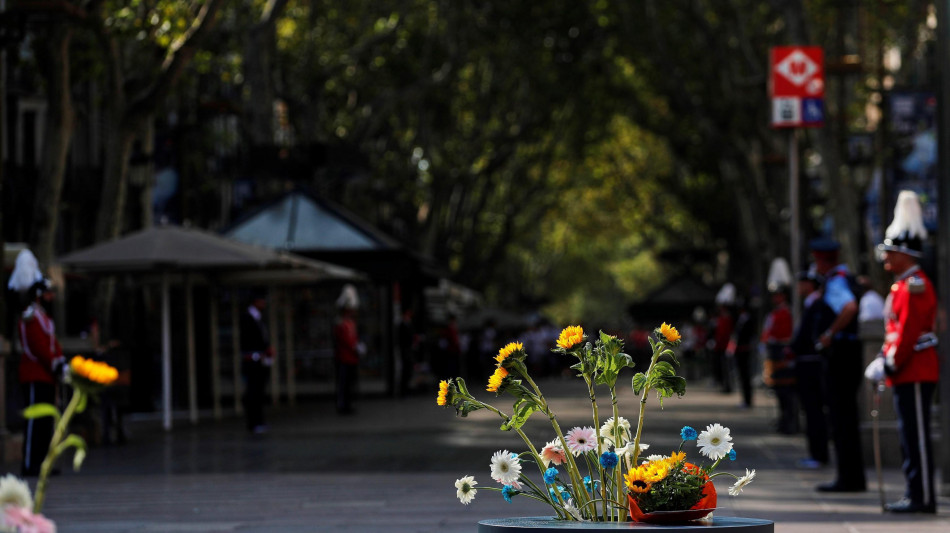 Barcellona ricorda le 16 vittime degli attentati jihadisti di 9 anni fa