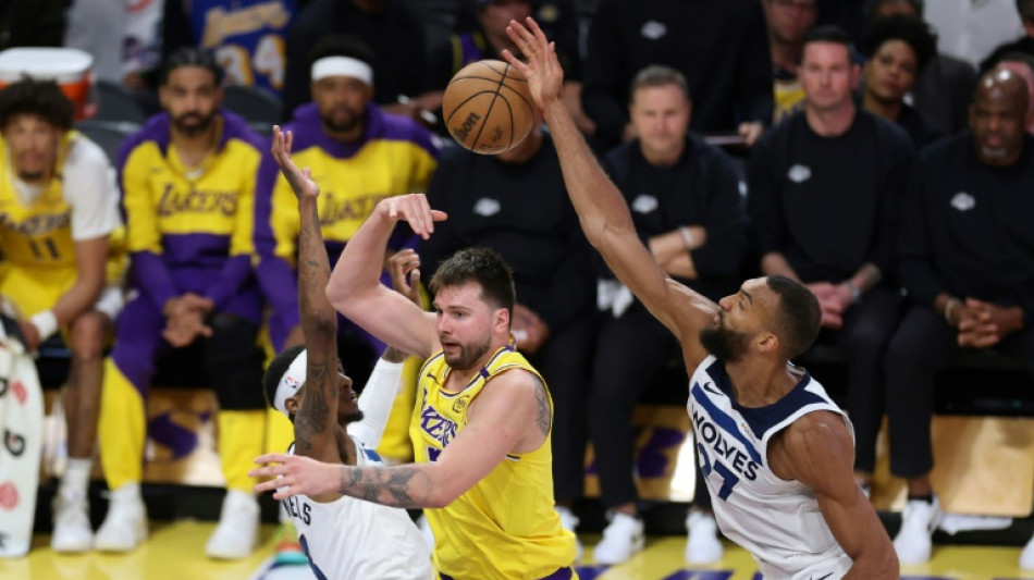 NBA: les Lakers réagissent, OKC et Indiana creusent l'écart