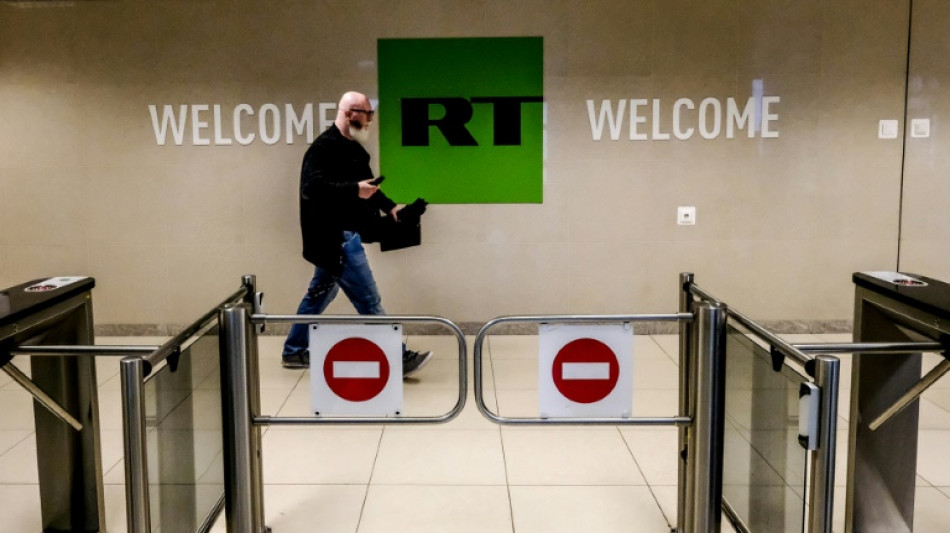 La UE implementa la prohibici&oacute;n de las transmisiones de RT y Sputnik