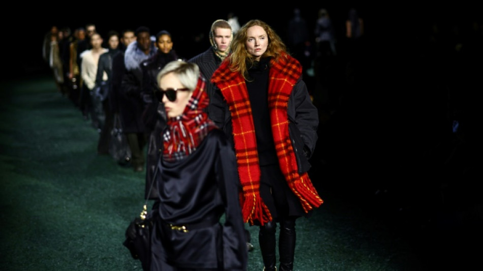 Burberry revisita sus cl&aacute;sicos en la Semana de la Moda de Londres