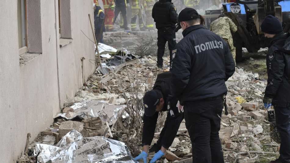 Media, 'quattro persone uccise da droni russi nella regione di Kherson'