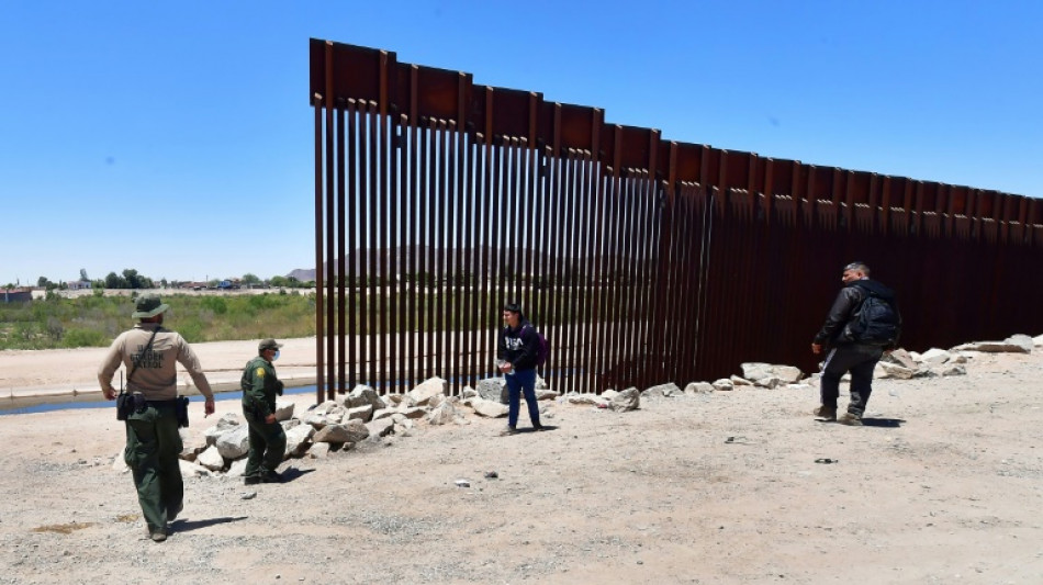 En la frontera de EEUU, cuanto m&aacute;s alto es el muro, mayor el saldo humanitario