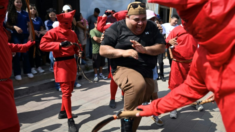 Diablos azotan a pecadores en centenaria tradici&oacute;n de Semana Santa en El Salvador