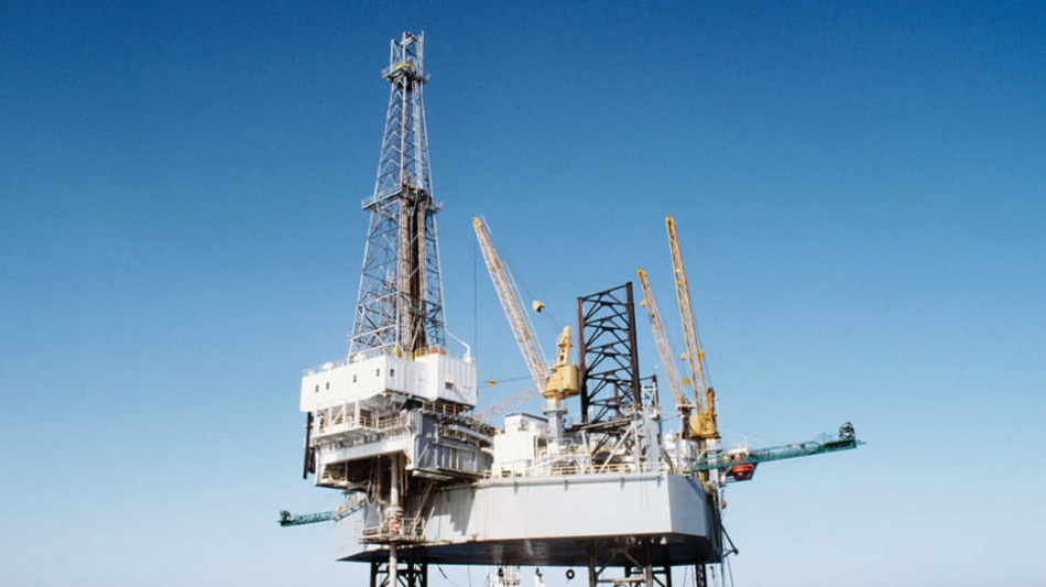 Petrolio accelera dopo l'attacco di Israele, Wti a 63,4 dollari