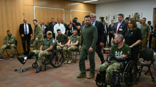"&iexcl;S&eacute; fuerte!": Zelenski reconforta a soldados ucranianos en un hospital de Nueva York