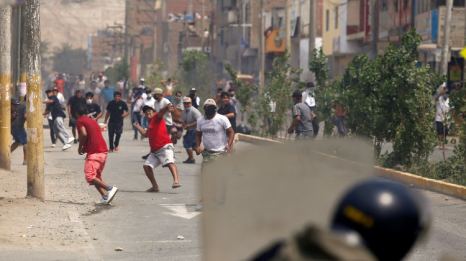 Lima amanece semivac&iacute;a bajo toque de queda y con militares en las calles