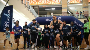 Con temperaturas de 50 ºC en Dubái, los corredores hacen ejercicio bajo techo