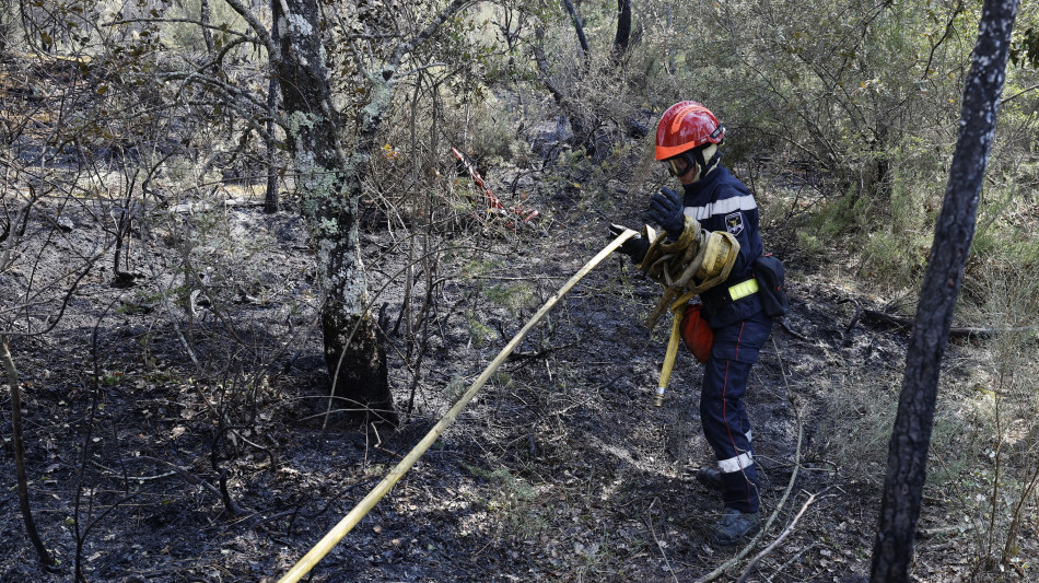Centinaia di persone fuggono in barca dall'incendio a Cap Ferret