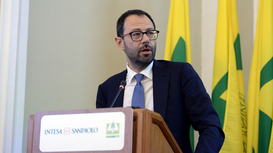 Patuanelli (M5S), chi controlla il cibo controlla le persone