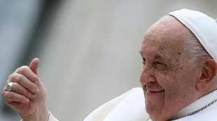 Papa 'n&atilde;o est&aacute; fora de perigo' e permanecer&aacute; internado por ao menos mais dez dias