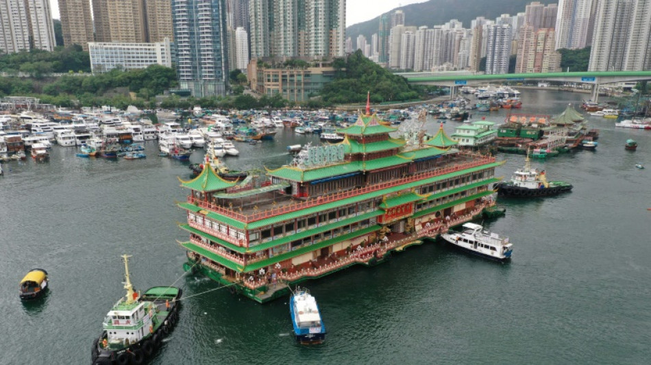 Hong Kong: le c&eacute;l&egrave;bre restaurant flottant quitte la ville apr&egrave;s un demi-si&egrave;cle d'existence