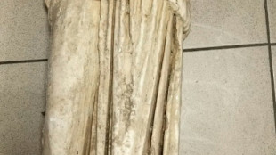 Gr&egrave;ce : une statue antique retrouv&eacute;e "pr&egrave;s de poubelles"