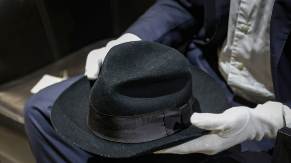 Un chapeau de Michael Jackson, celui du premier moonwalk, adjug&eacute; 77.640 euros
