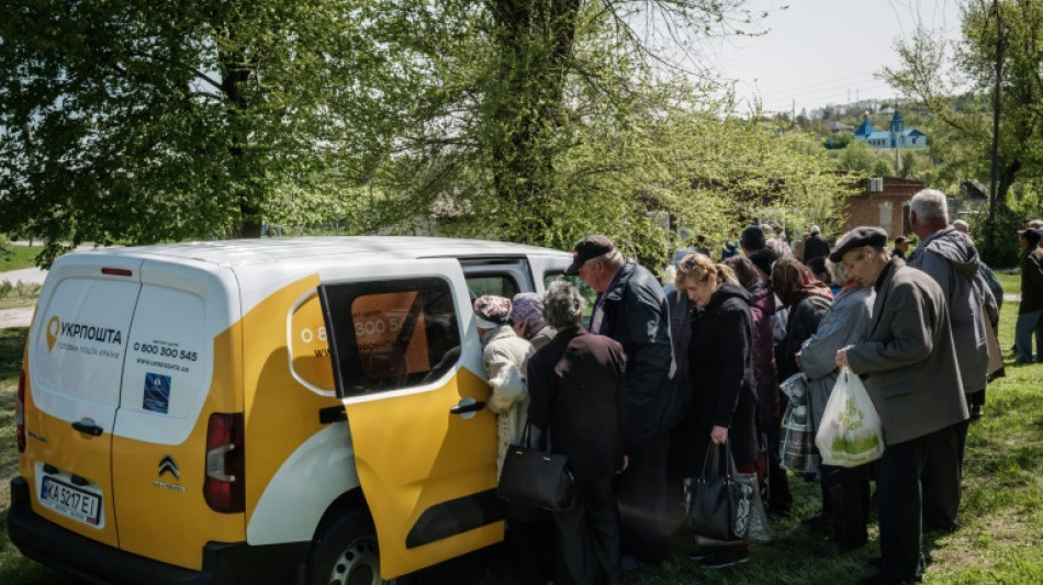 En Ukraine, des pensions distribu&eacute;es sur la ligne de front en mains propres aux retrait&eacute;s