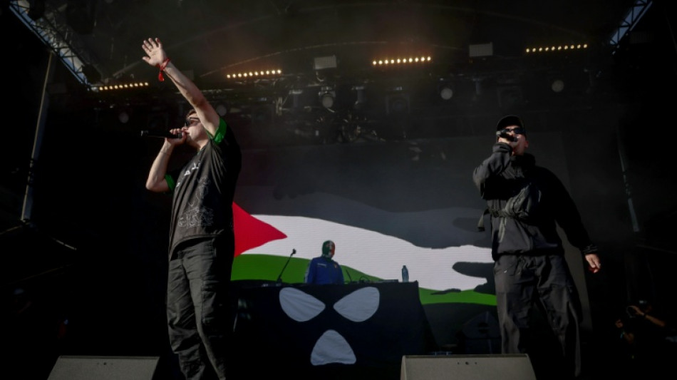 Grupo de rap Kneecap critica situa&ccedil;&atilde;o em Gaza durante show em Paris