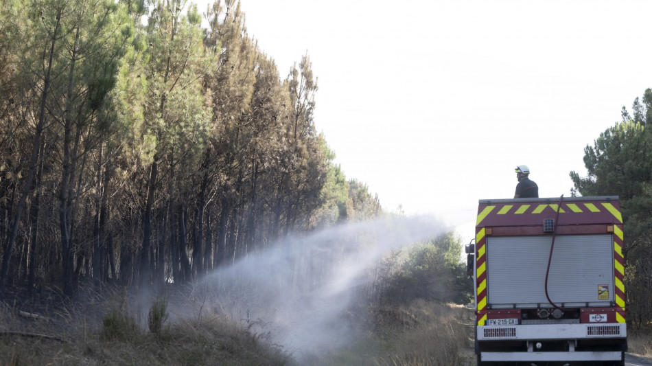 Francia, oltre 12.000 abitanti e turisti evacuati per l'incendio a nord di Arcachon