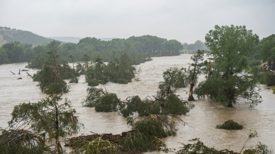 Inundaciones en Texas dejan al menos 13 muertos y 23 ni&ntilde;as sin localizar