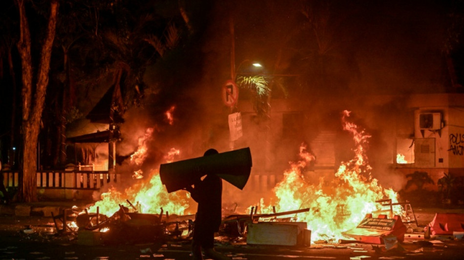 Protestos violentos prosseguem na Indon&eacute;sia; presidente denuncia 'terrorrimo'