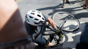 Biden sufre ca&iacute;da sin consecuencias al tratar de bajarse de bicicleta