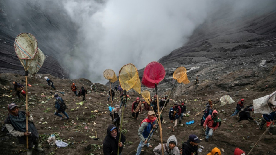Des offrandes jet&eacute;es en sacrifice dans le crat&egrave;re fumant d'un volcan indon&eacute;sien