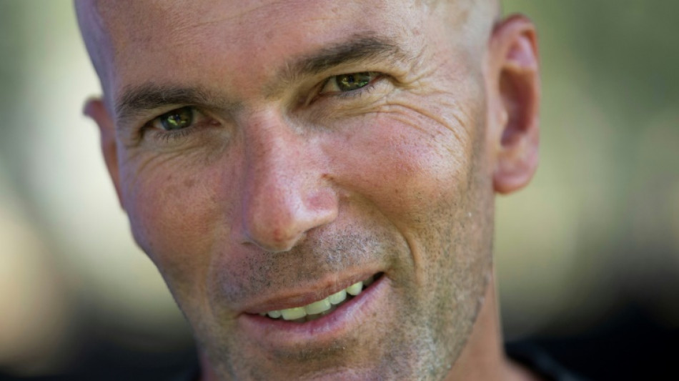 A sus 50 a&ntilde;os, Zidane sue&ntilde;a con los 'Bleus' y el PSG "no est&aacute; de actualidad"