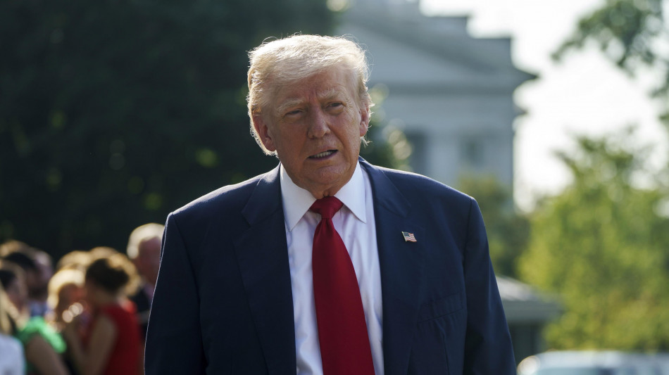 Trump arrivato in Scozia, prime proteste ad accoglierlo