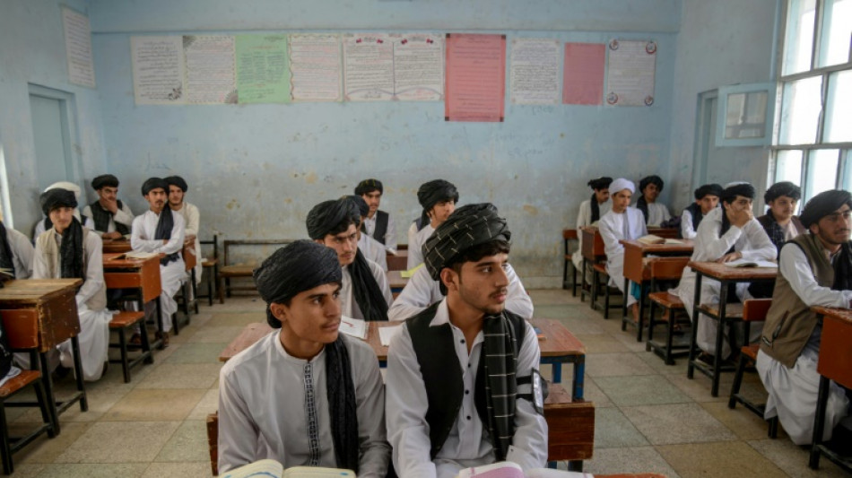 Tuniques et turbans: les &eacute;l&egrave;ves afghans somm&eacute;s de s'habiller en petits talibans