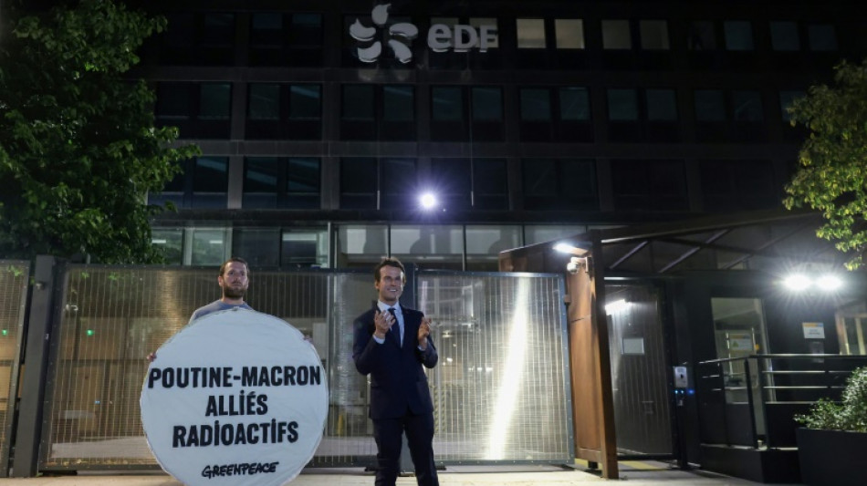 La statue de Macron "emprunt&eacute;e" par Greenpeace de retour au mus&eacute;e Gr&eacute;vin 
