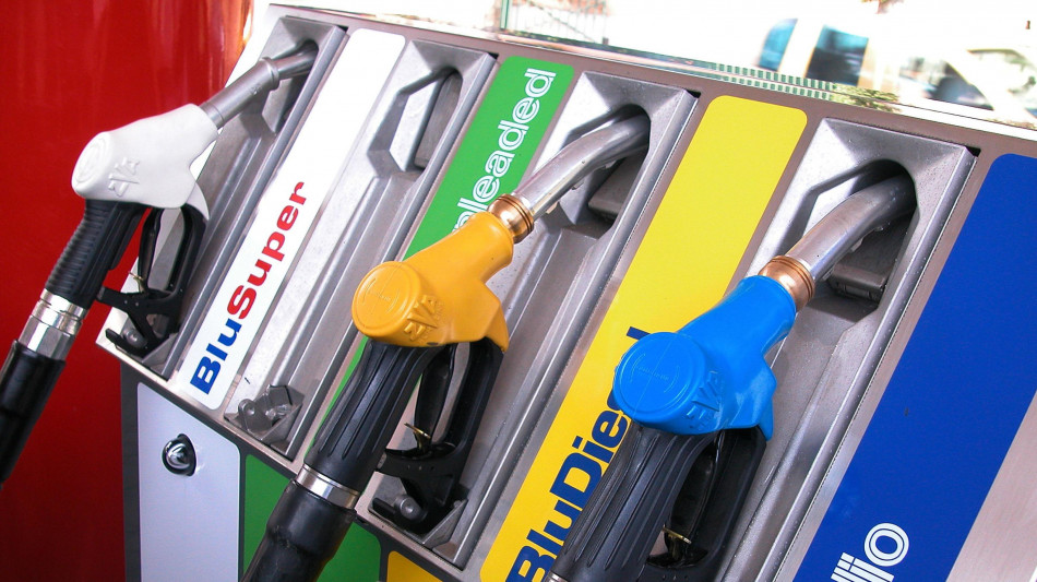 Staffetta, sale prezzo benzina, self a 1,733 euro al litro