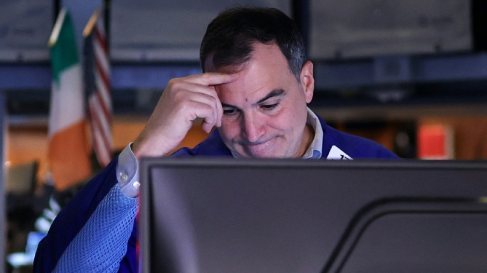 Les march&eacute;s mondiaux terminent la semaine f&eacute;briles, fuite des actifs am&eacute;ricains