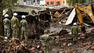 Dieciocho muertos y decenas de heridos por aluvi&oacute;n que arras&oacute; cancha deportiva en Quito