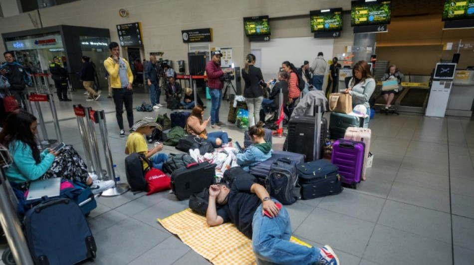 Cientos de pasajeros varados en Colombia y Per&uacute; por crisis de aerol&iacute;nea Viva Air