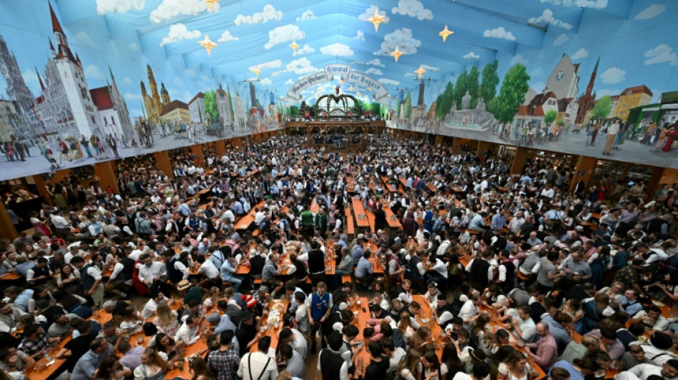 Nach rechten Vorf&auml;llen: Partyhit "L'Amour Toujours" auf Oktoberfest verboten