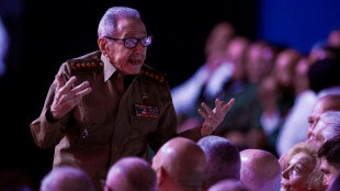 Cuba: Raul Castro r&eacute;appara&icirc;t en public lors d'un hommage &agrave; son fr&egrave;re Fidel