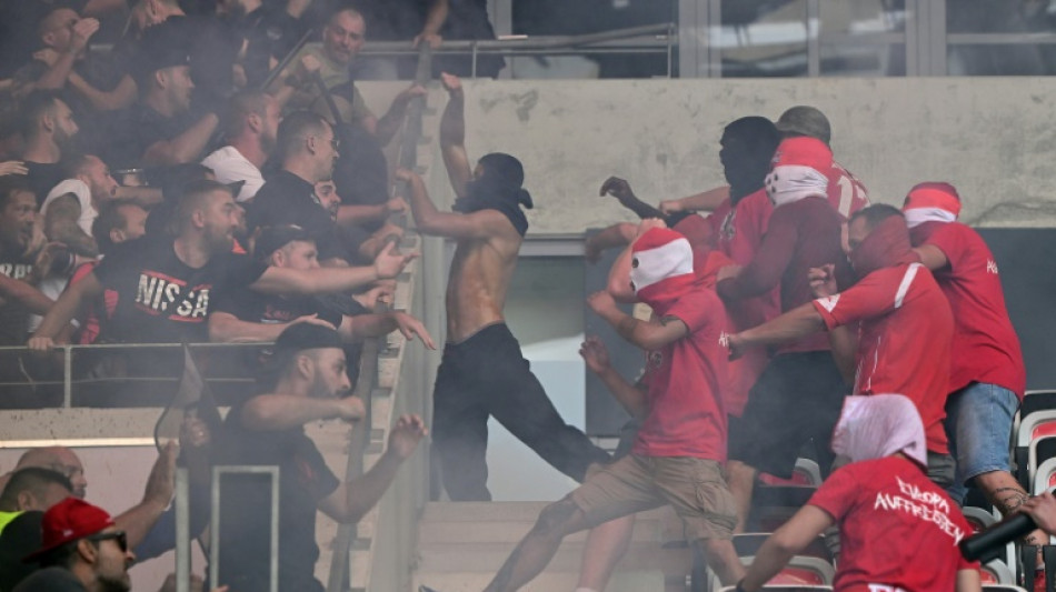 Fan bei Krawallen vor Fu&szlig;ballspiel in Nizza lebensgef&auml;hrlich verletzt 
