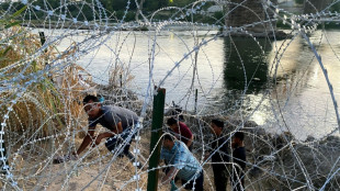 Decenas de migrantes llegan a la resguardada frontera entre M&eacute;xico y EEUU