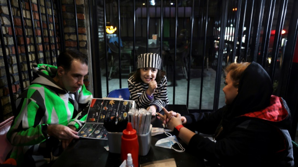 Un restaurante en Ir&aacute;n hace comer a sus clientes en "prisi&oacute;n" para ayudar a los detenidos