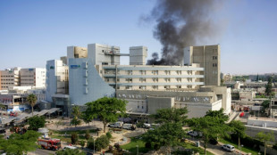 Un h&ocirc;pital isra&eacute;lien touch&eacute; apr&egrave;s des tirs iraniens, Isra&euml;l menace Khamenei